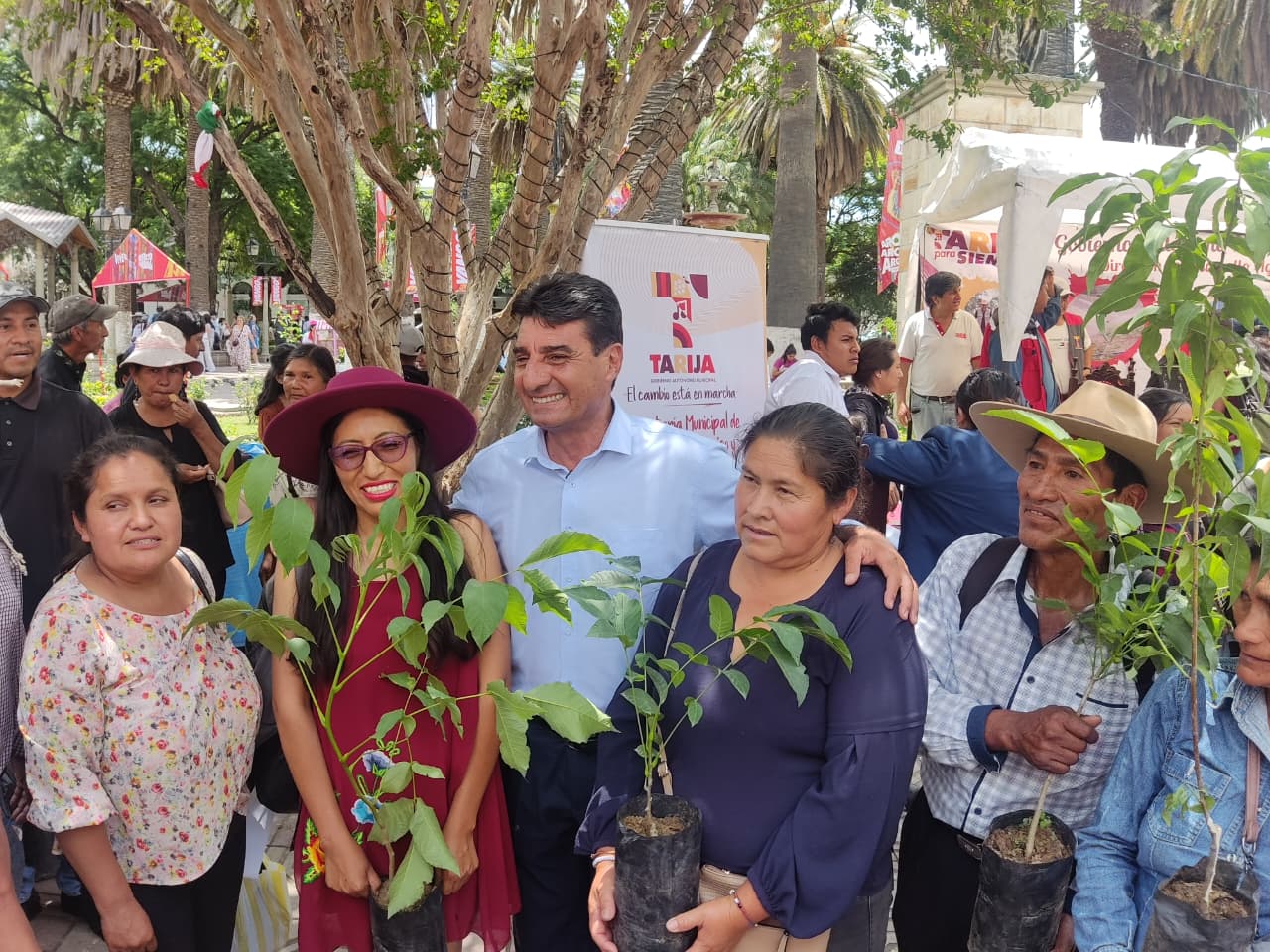 Alcalde de Tarija entrega plantines de nogal, manzana y durazno para ...