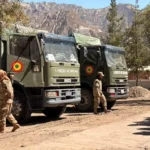Militares y policías mantienen resguardo en Mecapaca para garantizar la salida de alimentos hacia La Paz