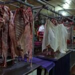La carne de pollo y cerdo se reajustan por la crisis social